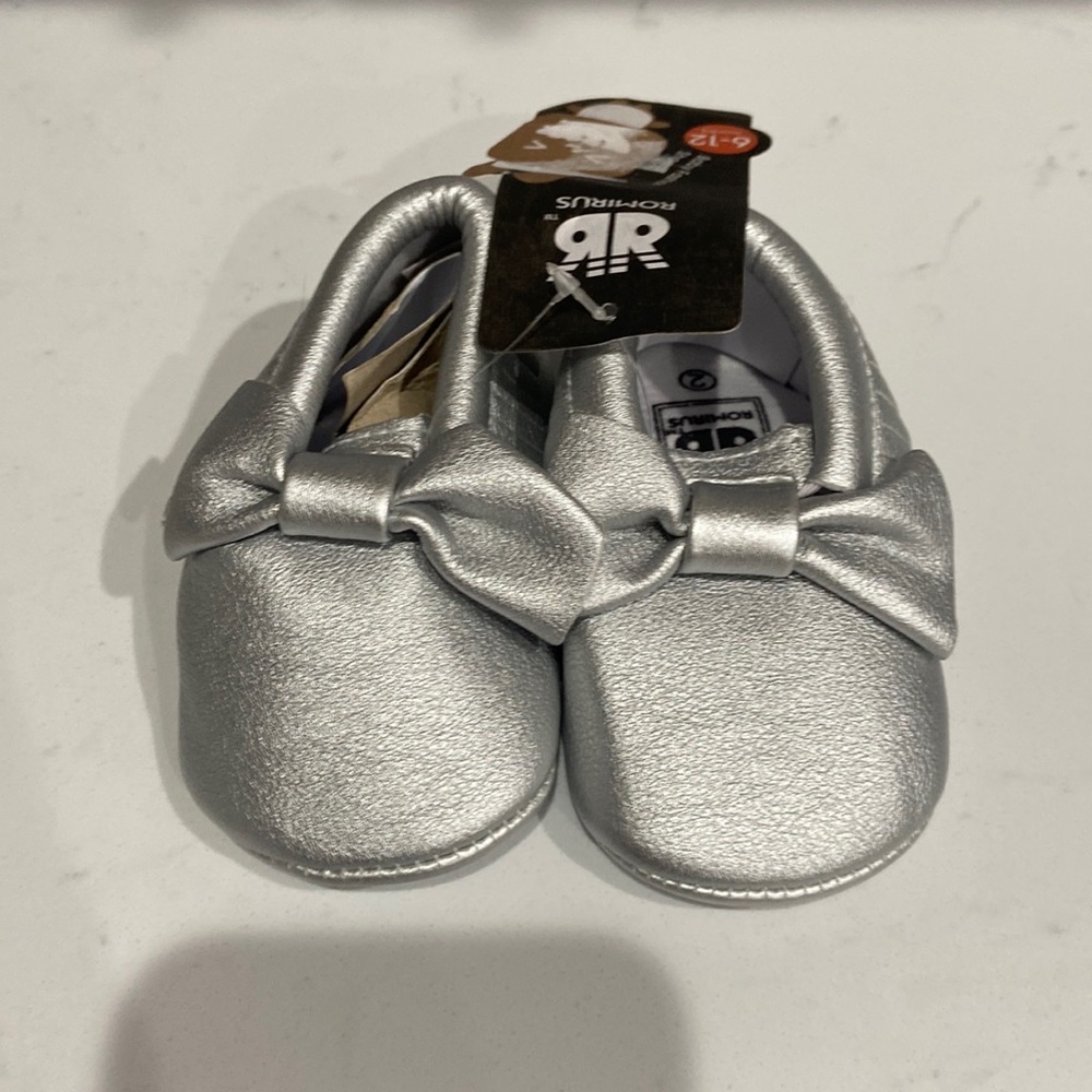 Romirus baby shoes Baby Moccasins bows and fringe NWT silver 6-12 months size 2
